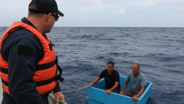 Dois pescadores são resgatados no Pacífico após 5 dias à deriva dentro de caixa térmica